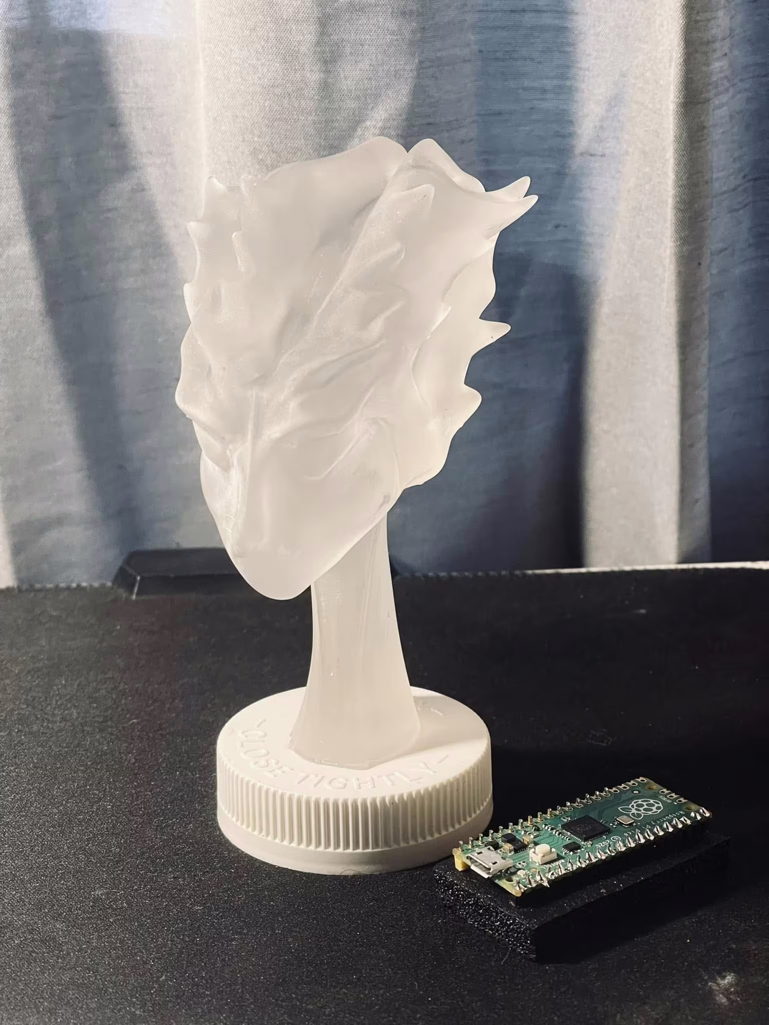 Prototyp anatomicznego serca z elektroniką i komputerem jednopłytkowym