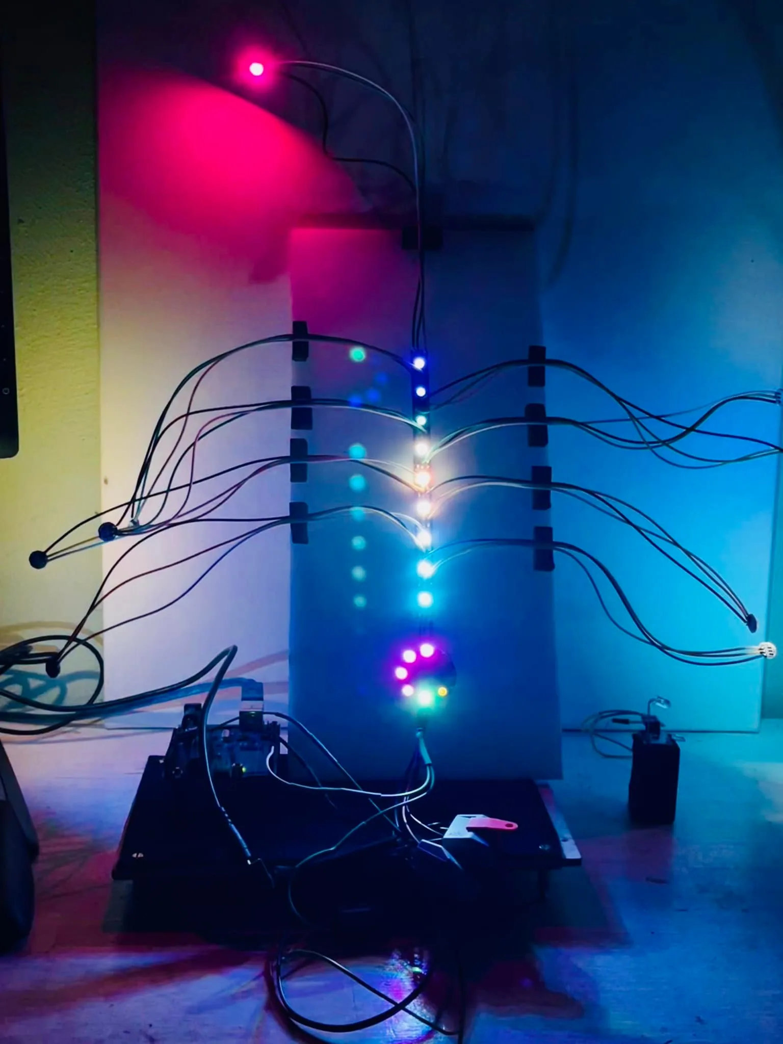 Prototyp interaktywnej instalacji świetlnej LED