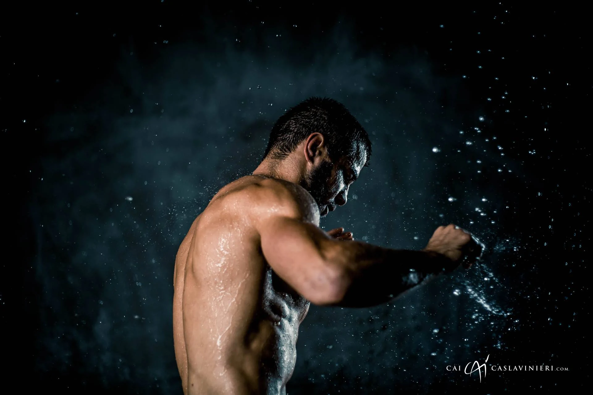 Sesja sportowa MMA, portret w wodzie