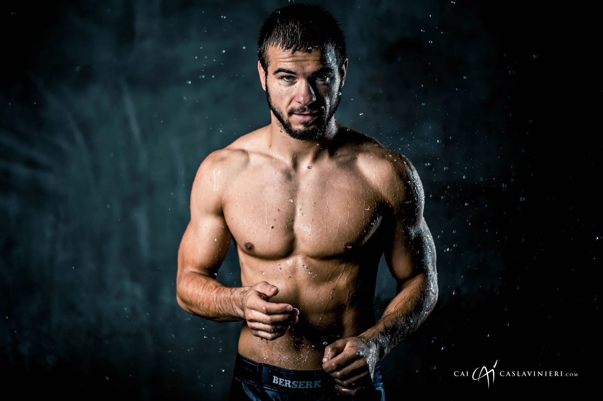 Sesja sportowa MMA, dynamiczne ujęcie